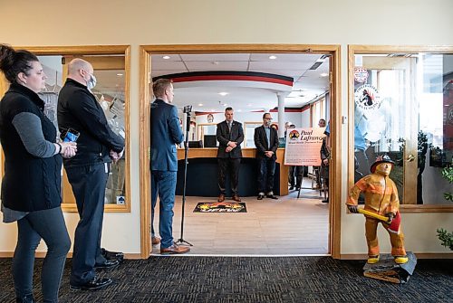 JESSICA LEE / WINNIPEG FREE PRESS

UFFW president Tom Bilous (fourth from left) is photographed at a media launch for the UFFW Paul Lafrance Mental Health Treatment Fund on April 19, 2022 at the UFFW office.


Reporter: Katlyn