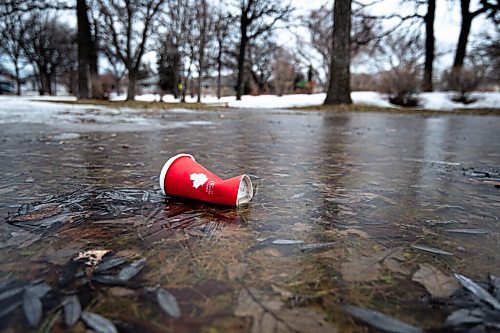 Mike Sudoma/Winnipeg Free Press
A coffee cup lays frozen in T.R Hodgson Park on Carpathia St Tuesday afternoon
April 12, 2022