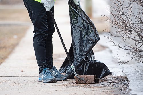 Mike Sudoma/Winnipeg Free Press
Janitor and plogging enthusiast Tim Coombs picks up trash while out for a jog on his lunch break Tuesday afternoon
April 12, 2022