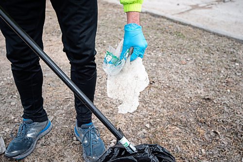 Mike Sudoma/Winnipeg Free Press
Janitor and plogging enthusiast Tim Coombs picks up trash while out for a jog on his lunch break Tuesday afternoon
April 12, 2022