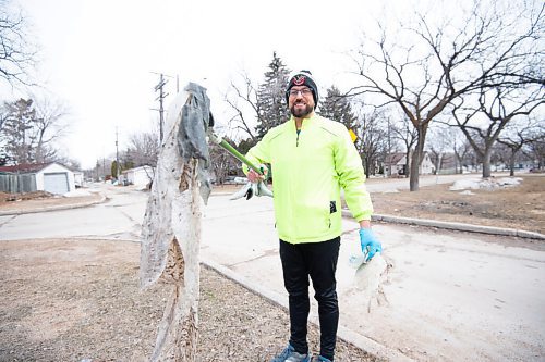 Mike Sudoma/Winnipeg Free Press
Janitor and plogging enthusiast Tim Coombs holds up a piece of trash he scooped up while out for a jog on his lunch break Tuesday afternoon
April 12, 2022