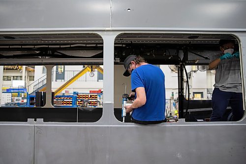 JESSICA LEE / WINNIPEG FREE PRESS

Adam Larsen, a worker at New Flyer Industries, is photographed working on a bus on April 20, 2022 at the warehouse. Moments before, Minister Dan Vandal announced a $2.9 million investment in the Vehicle Technology Centre.


Reporter: Martin