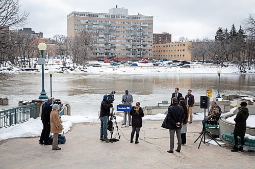 JESSICA LEE / WINNIPEG FREE PRESS

Fisaha Unduche, executive director, hydrologic forecasting and water management at Manitoba Transportation, is photographed April 20, 2022 outside the Legislative Building delivering an announcement on the flooding forecast in Manitoba.

Reporter: Danielle