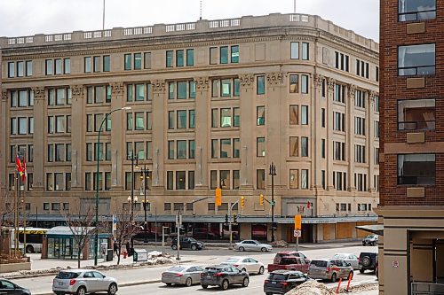 MIKE DEAL / WINNIPEG FREE PRESS
The Bay Building at the corner of Portage Avenue and Colony Street.
220421 - Thursday, April 21, 2022.