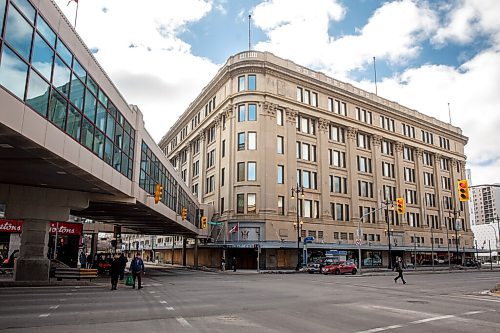 MIKE DEAL / WINNIPEG FREE PRESS
The Bay Building at the corner of Portage Avenue and Colony Street.
220421 - Thursday, April 21, 2022.