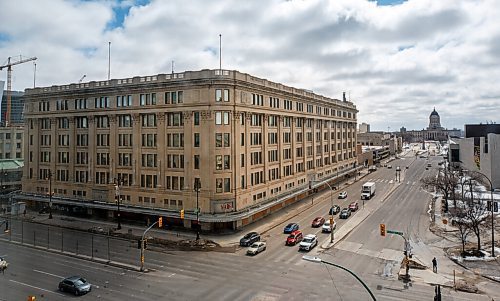 MIKE DEAL / WINNIPEG FREE PRESS
The Bay Building at the corner of Portage Avenue and Colony Street.
220421 - Thursday, April 21, 2022.