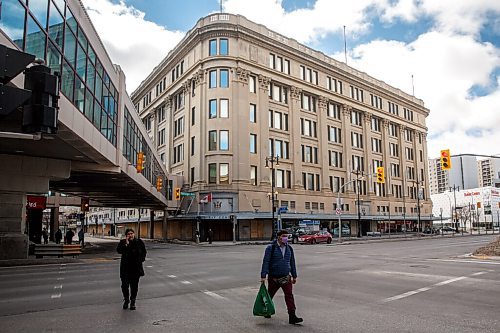 MIKE DEAL / WINNIPEG FREE PRESS
The Bay Building at the corner of Portage Avenue and Colony Street.
220421 - Thursday, April 21, 2022.