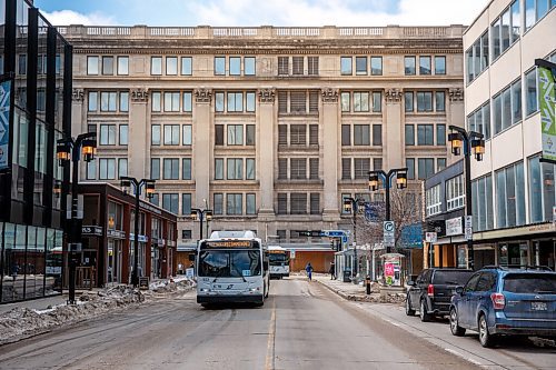 MIKE DEAL / WINNIPEG FREE PRESS
The Bay Building at the corner of Portage Avenue and Colony Street.
220421 - Thursday, April 21, 2022.