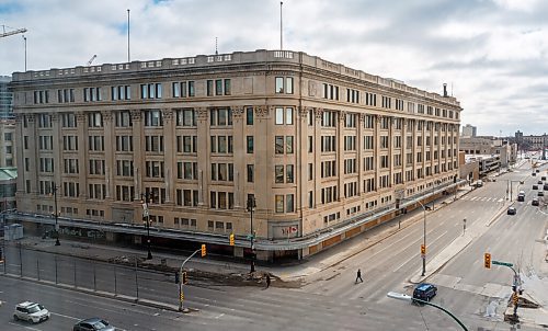 MIKE DEAL / WINNIPEG FREE PRESS
The Bay Building at the corner of Portage Avenue and Colony Street.
220421 - Thursday, April 21, 2022.