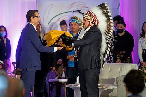 MIKE DEAL / WINNIPEG FREE PRESS
Southern Chiefs Organization Grand Chief, Jerry Daniels gives HBC Governor, Richard Baker two beaver pelts and two elk hides during the ceremony where the SCO took possession of the downtown Winnipeg, Hudsons Bay Co. building from the HBC.
The Southern Chiefs' Organization took possession of the downtown Winnipeg, Hudsons Bay Co. building during a two-hour ceremony Friday morning, which was attended by Prime Minister Trudeau, Manitoba Premier Heather Stefanson, Southern Chiefs Organization Grand Chief, Jerry Daniels, HBC Governor, Richard Baker, Ahmed Hussen, Minister of Housing and Diversity and Inclusion, Patty Hajdu, Minister of Indigenous Services Canada, and Dan Vandal, Minister of Northern Affairs and Minister responsible for Prairies Economic Development Canada. The vacant six-storey building, which opened in 1926 was closed in November 2020.
220422 - Friday, April 22, 2022.