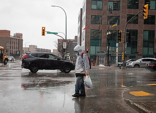 JESSICA LEE / WINNIPEG FREE PRESS

A person walks on Portage Ave. on April 22, 2022 during the rain.