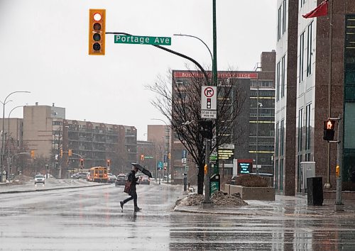 JESSICA LEE / WINNIPEG FREE PRESS

A person walks on Portage Ave. on April 22, 2022 during the rain.