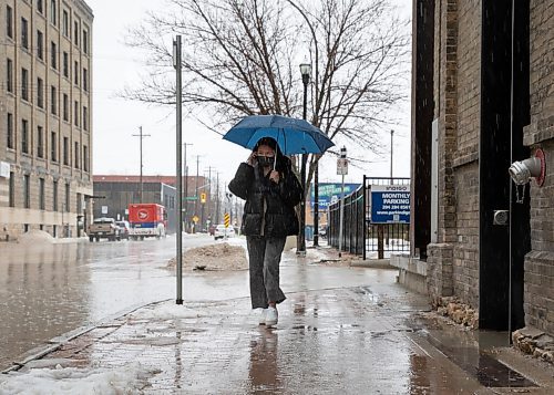 JESSICA LEE / WINNIPEG FREE PRESS

Hsar Hsar walks on Bannatyne Ave. on April 22, 2022 during the rain.