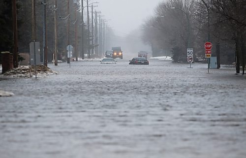 JOHN WOODS / WINNIPEG FREE PRESS
Stalled cars on a flooded and closed Pritchard Farm Road in East Saint Paul Sunday, April 24, 2022. 

Re: macintosh