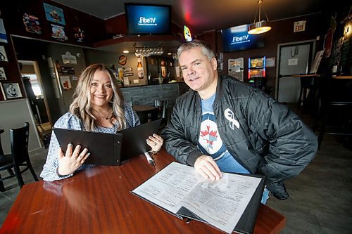 JOHN WOODS / WINNIPEG FREE PRESS
Stephanie and Kerry OBrien are photographed at the Roxies restaurant and lounge in Oak Bluff Sunday, April 24, 2022. The couple review rural diners in their FB page Manitoba Small Town Drive-Ins Review,

Re: Sanderson