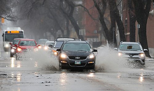 JOHN WOODS / WINNIPEG FREE PRESS
Cars drive through water on Sherbrook Sunday, April 24, 2022. 

Re: ?