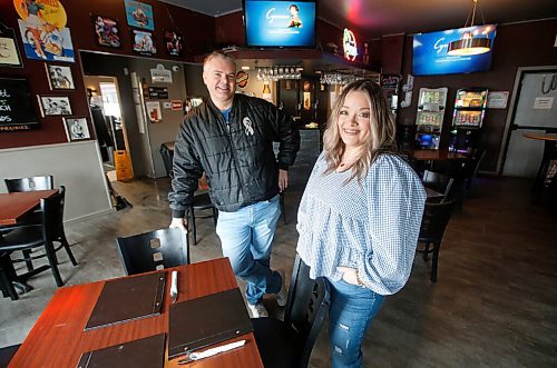 JOHN WOODS / WINNIPEG FREE PRESS
Stephanie and Kerry OBrien are photographed at the Roxies restaurant and lounge in Oak Bluff Sunday, April 24, 2022. The couple review rural diners in their FB page Manitoba Small Town Drive-Ins Review,

Re: Sanderson