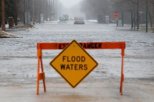JOHN WOODS / WINNIPEG FREE PRESS
Stalled cars on a flooded and closed Pritchard Farm Road in East Saint Paul Sunday, April 24, 2022. 

Re: macintosh