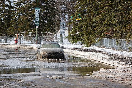 MIKE DEAL / WINNIPEG FREE PRESS
An abandoned vehicle in the middle of an impassable River Road just north of Bishop Grandin Blvd. Monday morning. 
220425 - Monday, April 25, 2022