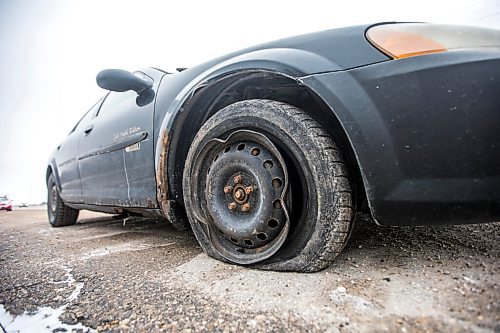 MIKAELA MACKENZIE / WINNIPEG FREE PRESS

Cars pulled over onto the shoulder with flat tires from bad potholes on Bishop Grandin Boulevard in Winnipeg on Monday, April 25, 2022. For --- story.
Winnipeg Free Press 2022.