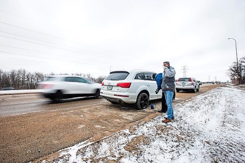 MIKAELA MACKENZIE / WINNIPEG FREE PRESS

Mathew (front) and his uncle try to pump up flat tires (with no success) from bad potholes on Bishop Grandin Boulevard in Winnipeg on Monday, April 25, 2022. For --- story.
Winnipeg Free Press 2022.