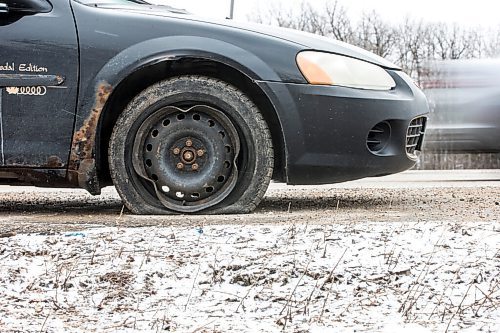 MIKAELA MACKENZIE / WINNIPEG FREE PRESS

A car pulled over onto the shoulder with a flat tire and bent rim from bad potholes on Bishop Grandin Boulevard in Winnipeg on Monday, April 25, 2022. For --- story.
Winnipeg Free Press 2022.