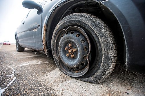 MIKAELA MACKENZIE / WINNIPEG FREE PRESS

A car pulled over onto the shoulder with a flat tire and bent rim from bad potholes on Bishop Grandin Boulevard in Winnipeg on Monday, April 25, 2022. For --- story.
Winnipeg Free Press 2022.