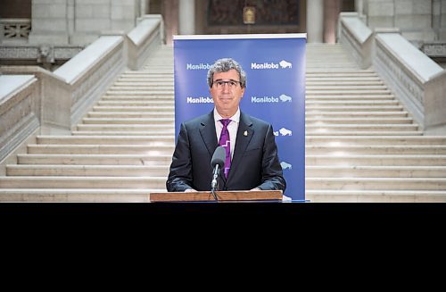 JESSICA LEE / WINNIPEG FREE PRESS

Labour, Consumer Protection and Government Services Minister Reg Helwer speaks to press on April 25, 2022 at the Legislative Building about organ donation.

Reporter: Carol