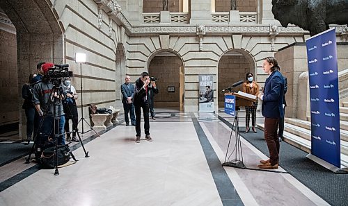 JESSICA LEE / WINNIPEG FREE PRESS

Dr. Owen Mooney, medical director, Gift of Life Program, speaks to press on April 25, 2022 at the Legislative Building about organ donation.

Reporter: Carol