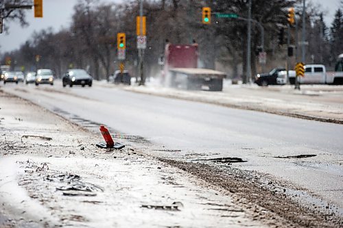 MIKAELA MACKENZIE / WINNIPEG FREE PRESS

Potholes on Route 90 near Tuxedo Avenue in Winnipeg on Monday, April 25, 2022. For --- story.
Winnipeg Free Press 2022.