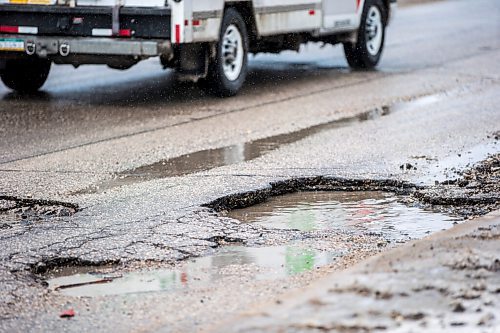 MIKAELA MACKENZIE / WINNIPEG FREE PRESS

Potholes on Route 90 near Tuxedo Avenue in Winnipeg on Monday, April 25, 2022. For --- story.
Winnipeg Free Press 2022.