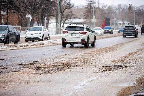 MIKAELA MACKENZIE / WINNIPEG FREE PRESS

Potholes on Route 90 near Tuxedo Avenue in Winnipeg on Monday, April 25, 2022. For --- story.
Winnipeg Free Press 2022.