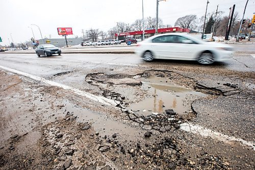 MIKAELA MACKENZIE / WINNIPEG FREE PRESS

Potholes at St. Anne's Road just north of Fermor Avenue in Winnipeg on Monday, April 25, 2022. For --- story.
Winnipeg Free Press 2022.