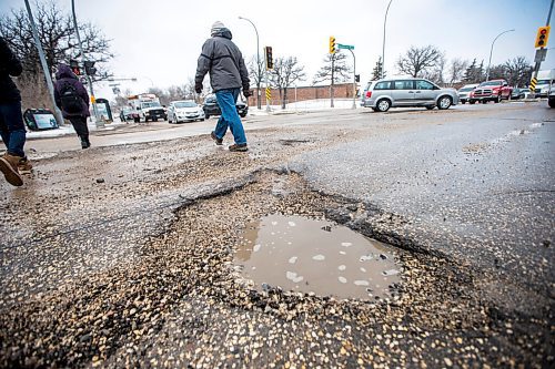 MIKAELA MACKENZIE / WINNIPEG FREE PRESS

Potholes on Route 90 at Tuxedo Avenue in Winnipeg on Monday, April 25, 2022. For --- story.
Winnipeg Free Press 2022.