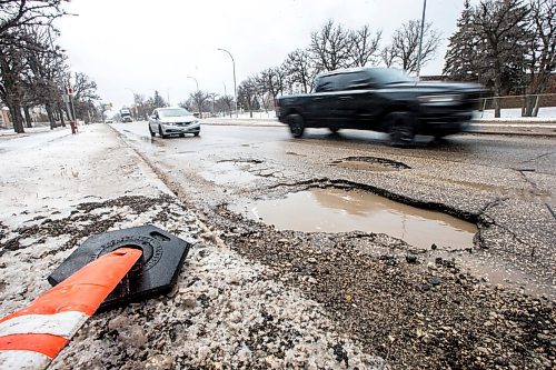 MIKAELA MACKENZIE / WINNIPEG FREE PRESS

Potholes on Route 90 near Tuxedo Avenue in Winnipeg on Monday, April 25, 2022. For --- story.
Winnipeg Free Press 2022.