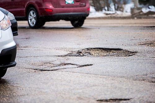 MIKAELA MACKENZIE / WINNIPEG FREE PRESS

Potholes on Route 90 near Tuxedo Avenue in Winnipeg on Monday, April 25, 2022. For --- story.
Winnipeg Free Press 2022.