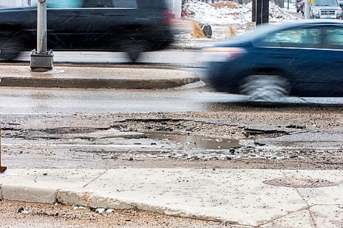 MIKAELA MACKENZIE / WINNIPEG FREE PRESS

Potholes at St. Anne's Road just north of Fermor Avenue in Winnipeg on Monday, April 25, 2022. For --- story.
Winnipeg Free Press 2022.