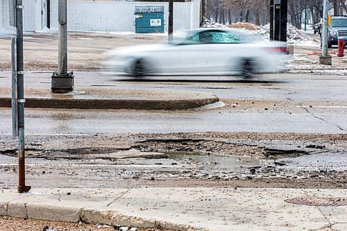 MIKAELA MACKENZIE / WINNIPEG FREE PRESS

Potholes at St. Anne's Road just north of Fermor Avenue in Winnipeg on Monday, April 25, 2022. For --- story.
Winnipeg Free Press 2022.