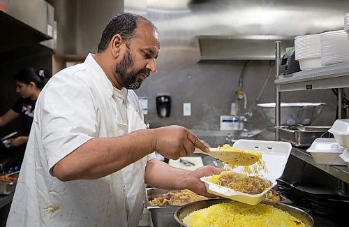 JESSICA LEE / WINNIPEG FREE PRESS

Jehangir Khan, owner of Barbeque Hut, Winnipegs first Pakistani restaurant, is photographed preparing chicken biryani on April 22, 2022.

Reporter: Dave