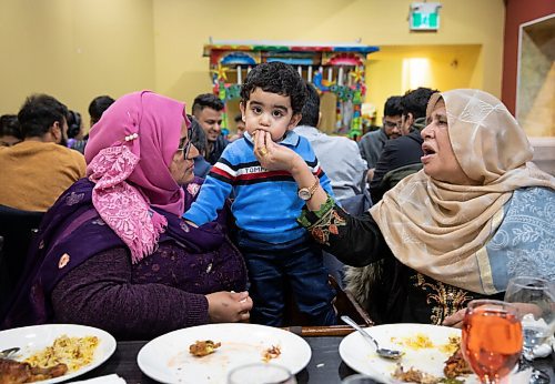 JESSICA LEE / WINNIPEG FREE PRESS

Diners (from left): Yasmeen Naeem, Ibrahim Name and Sughrain Umar are photographed at Barbeque Hut, Winnipegs first Pakistani restaurant, on April 22, 2022.

Reporter: Dave