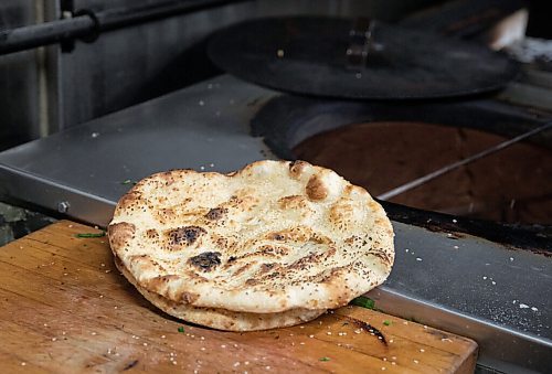 JESSICA LEE / WINNIPEG FREE PRESS
Naan fresh from the oven at Barbeque Hut, Winnipegs first Pakistani restaurant, on April 22, 2022.
Reporter: Dave