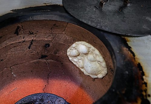 JESSICA LEE / WINNIPEG FREE PRESS
Naan is photographed in the oven at Barbeque Hut, Winnipegs first Pakistani restaurant, on April 22, 2022.
Reporter: Dave