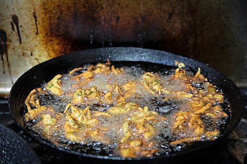 JESSICA LEE / WINNIPEG FREE PRESS

Pakora is fried at Barbeque Hut, Winnipegs first Pakistani restaurant, on April 22, 2022.

Reporter: Dave