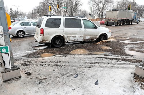 RUTH BONNEVILLE / WINNIPEG FREE PRESS

Local - Potholes 

Vehicles find it hard to avoid the large potholes on the corner of Kenaston Blvd. at Corydon Ave..

April 25th,  2022
