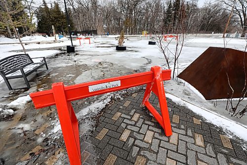 RUTH BONNEVILLE / WINNIPEG FREE PRESS

Local - Duck Pond overflows

Water from the Assiniboine Park Duck Pond appears to have swelled over its edge causing the road closure of Assiniboine Park Drive due to flooding.  

April 25th,  2022
