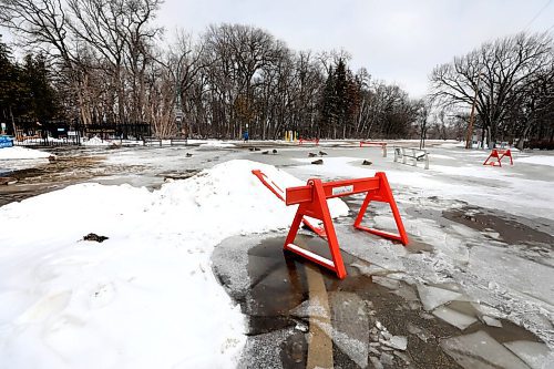 RUTH BONNEVILLE / WINNIPEG FREE PRESS

Standup  -  Duck Pond overflows

Water from the Assiniboine Park Duck Pond appears to have swelled over its edge causing the road closure of Assiniboine Park Drive due to flooding.  

April 25th,  2022
