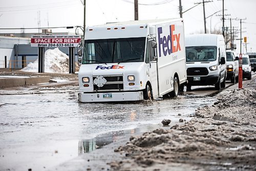 MIKAELA MACKENZIE / WINNIPEG FREE PRESS

Vehicles splash through a hidden pothole on Route 90 just north of Dublin Avenue in Winnipeg on Monday, April 25, 2022. For --- story.
Winnipeg Free Press 2022.