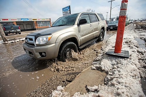 MIKAELA MACKENZIE / WINNIPEG FREE PRESS

Vehicles splash through a hidden pothole on Route 90 just north of Dublin Avenue in Winnipeg on Monday, April 25, 2022. For --- story.
Winnipeg Free Press 2022.