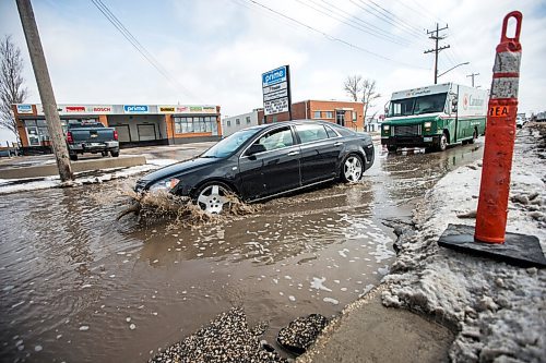 MIKAELA MACKENZIE / WINNIPEG FREE PRESS

Vehicles splash through a hidden pothole on Route 90 just north of Dublin Avenue in Winnipeg on Monday, April 25, 2022. For --- story.
Winnipeg Free Press 2022.