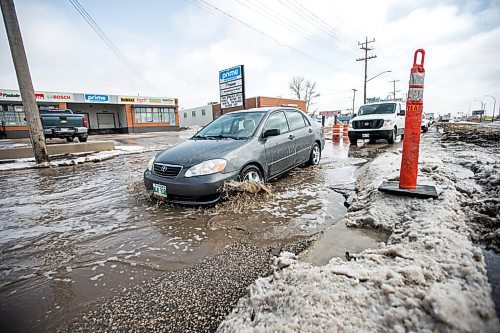 MIKAELA MACKENZIE / WINNIPEG FREE PRESS

Vehicles splash through a hidden pothole on Route 90 just north of Dublin Avenue in Winnipeg on Monday, April 25, 2022. For --- story.
Winnipeg Free Press 2022.